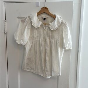 Women’s peasant blouse. Puff sleeve, doen. White, size small. Ruffled Collar